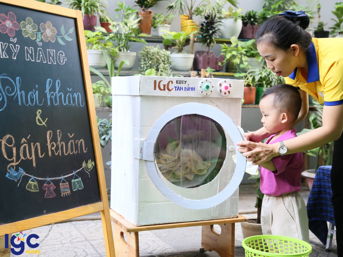 CON HỌC KỸ NĂNG PHƠI KHĂN, GẤP KHĂN