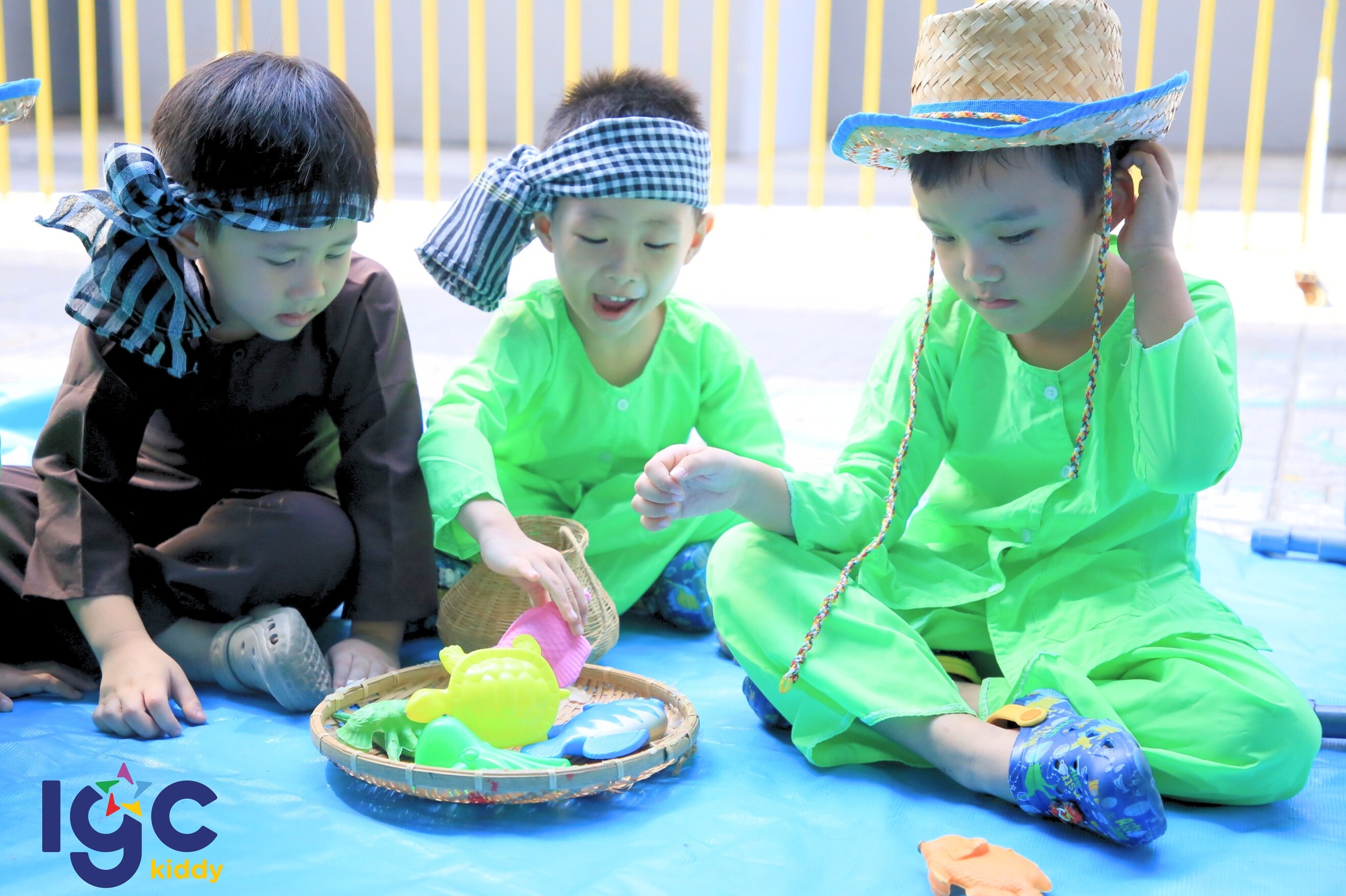 CUỘC PHIÊU LƯU CỦA NHỮNG NGƯ DÂN NHÍ