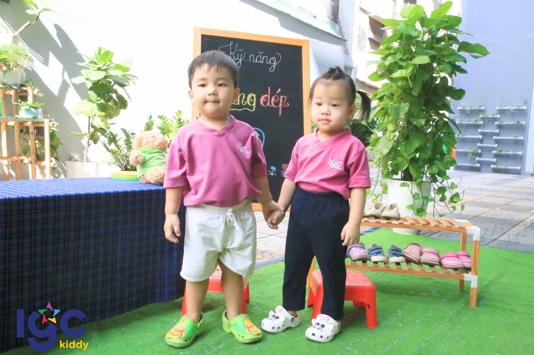 BÉ HỌC KỸ NĂNG MANG DÉP