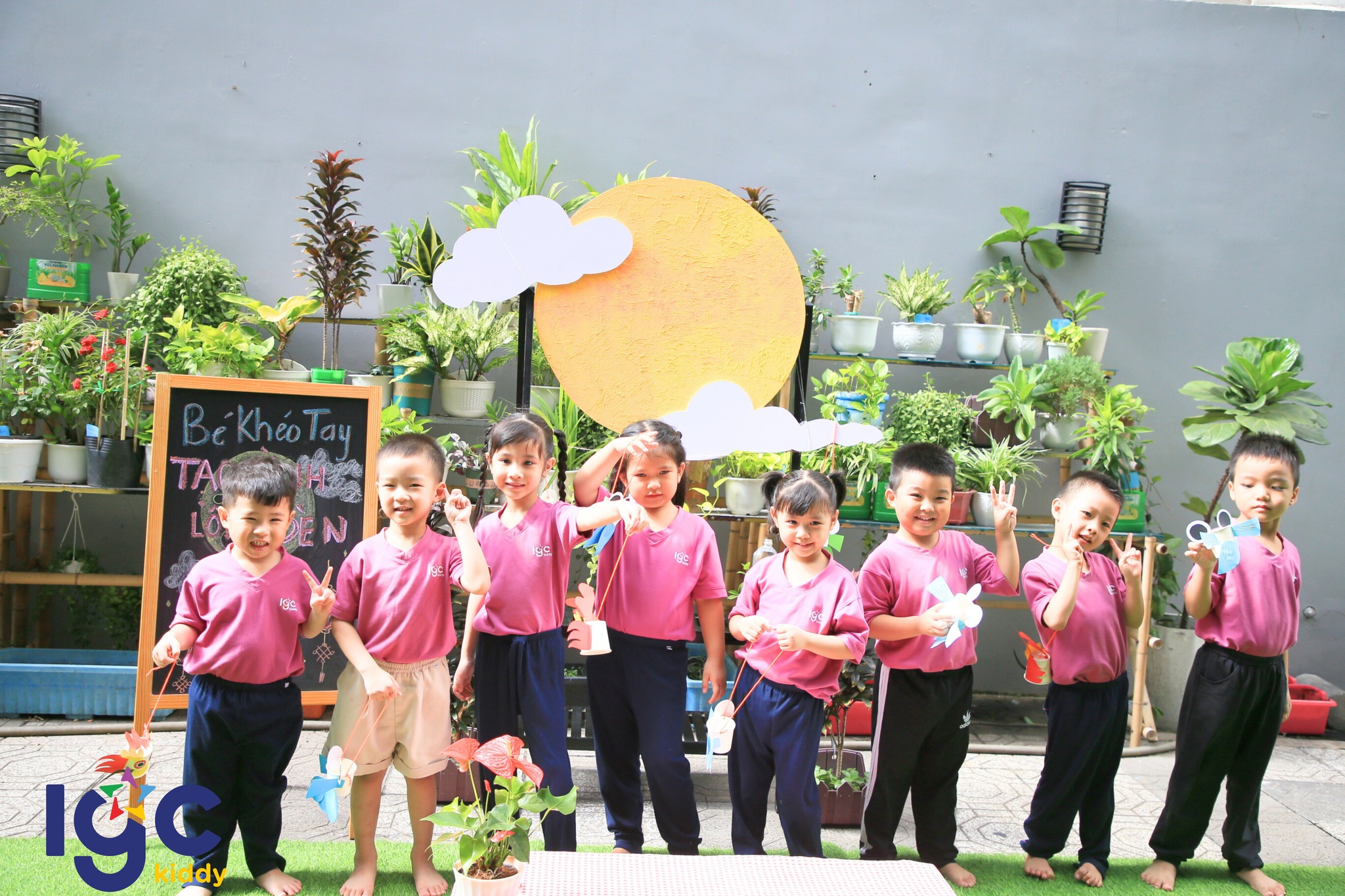 TRAO YÊU THƯƠNG ẤM ÁP TỪ TỪNG CHIẾC LỒNG ĐÈN ĐẾN CÁC BẠN NHỎ MIỀN BẮC