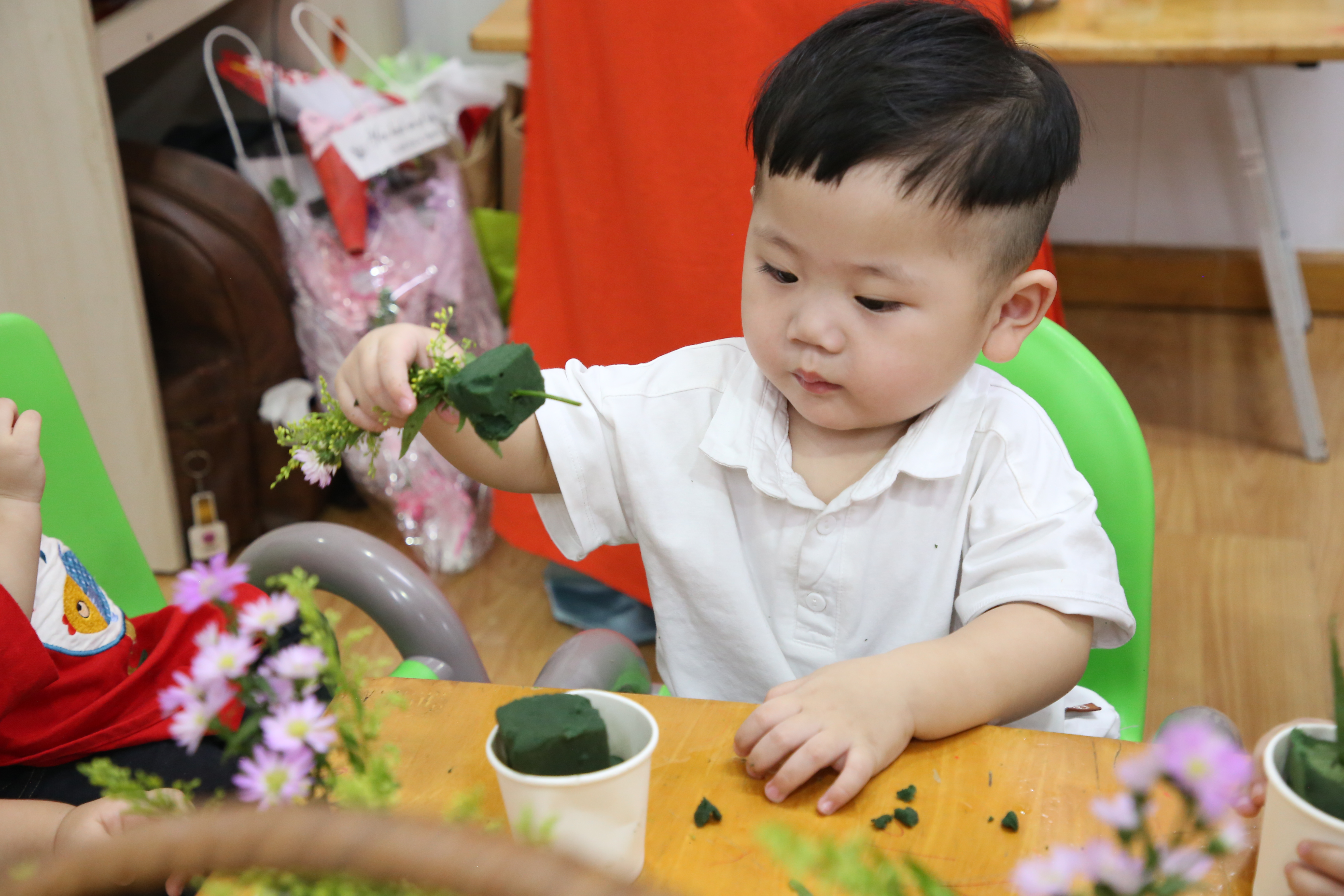 NGẮM BÉ YÊU CẮM HOA