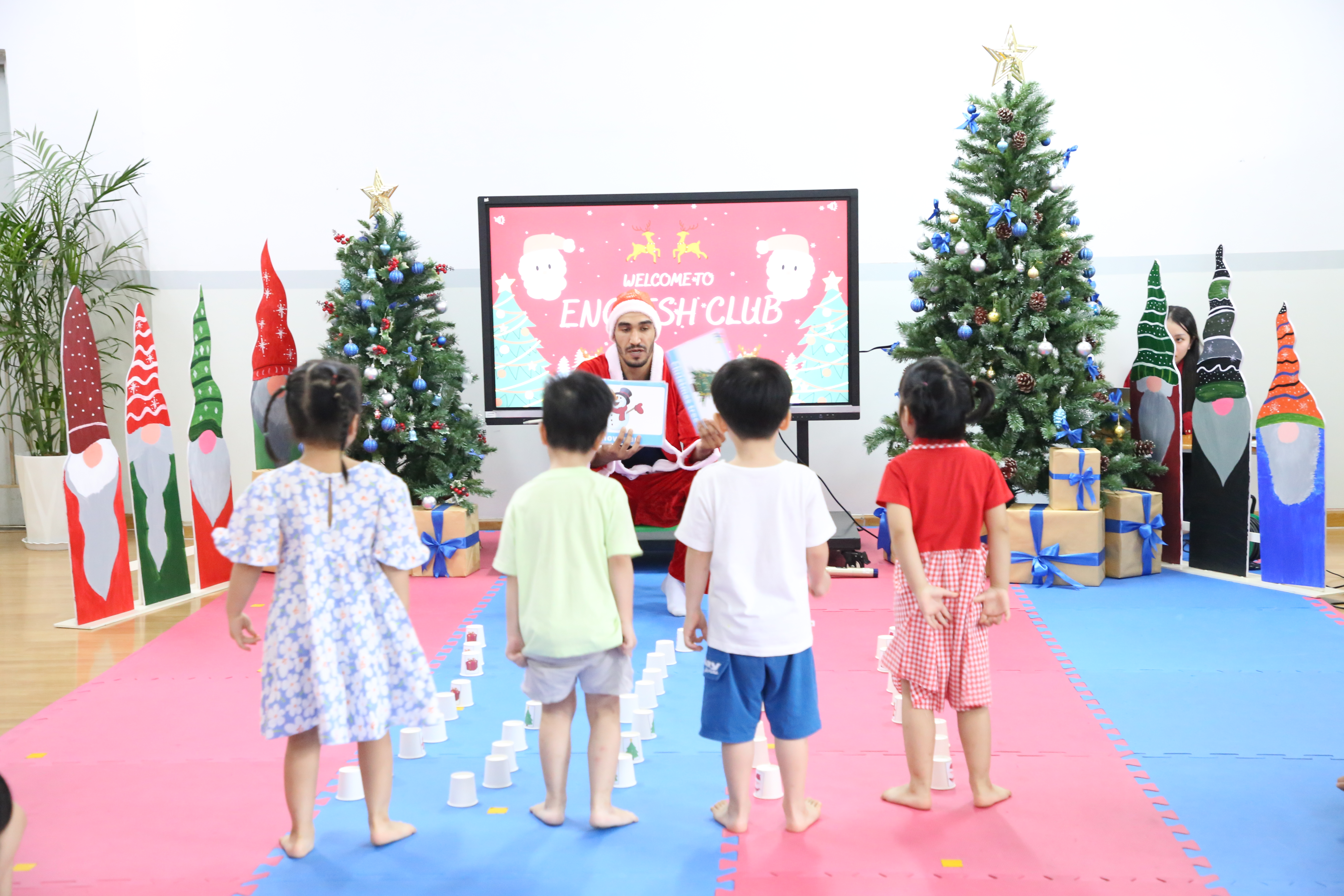 CÂU LẠC BỘ TIẾNG ANH THÁNG 12