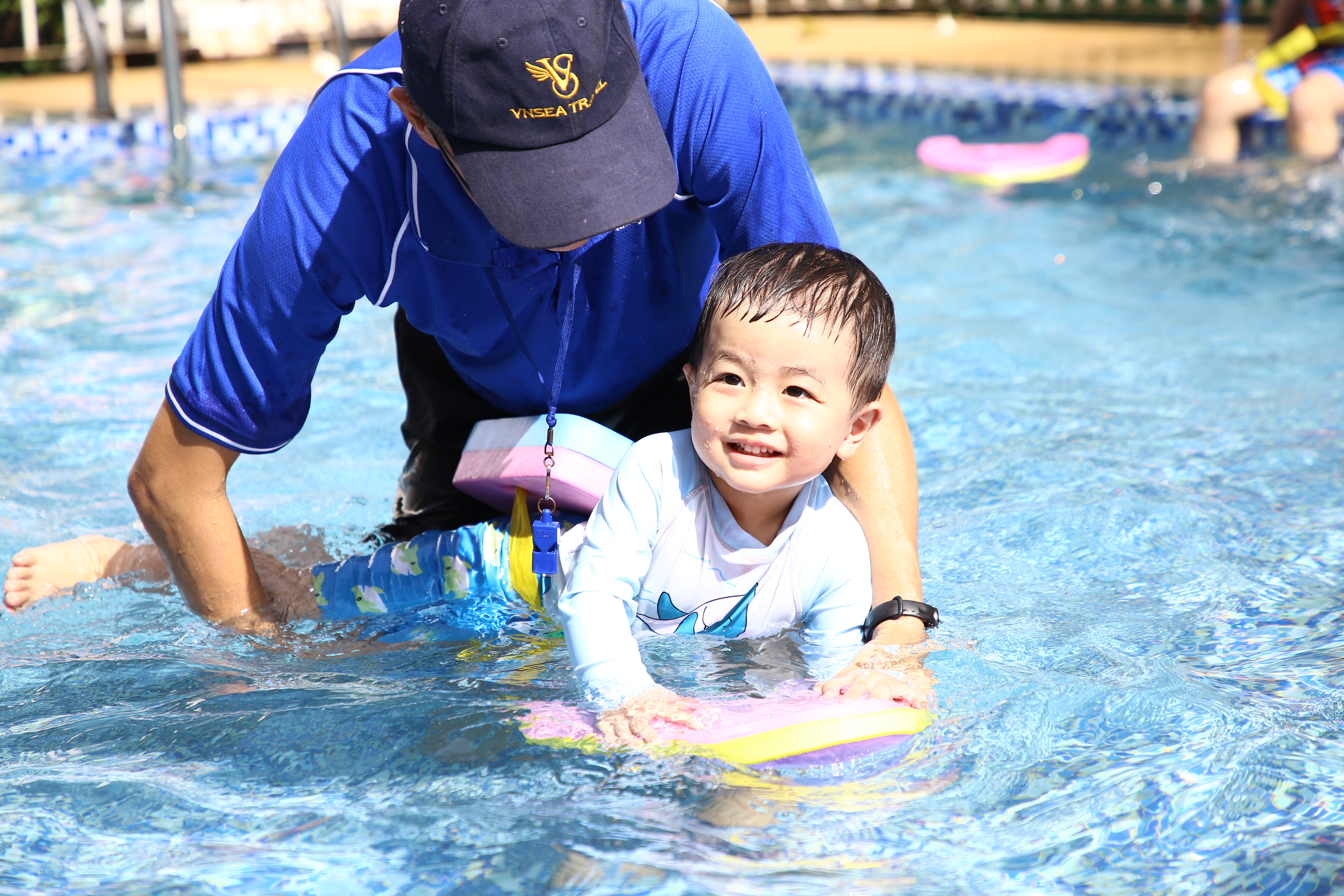 KHÁM PHÁ THẾ GIỚI DƯỚI NƯỚC – BÉ MOLLY HỌC BƠI CÙNG NỤ CƯỜI RẠNG RỠ