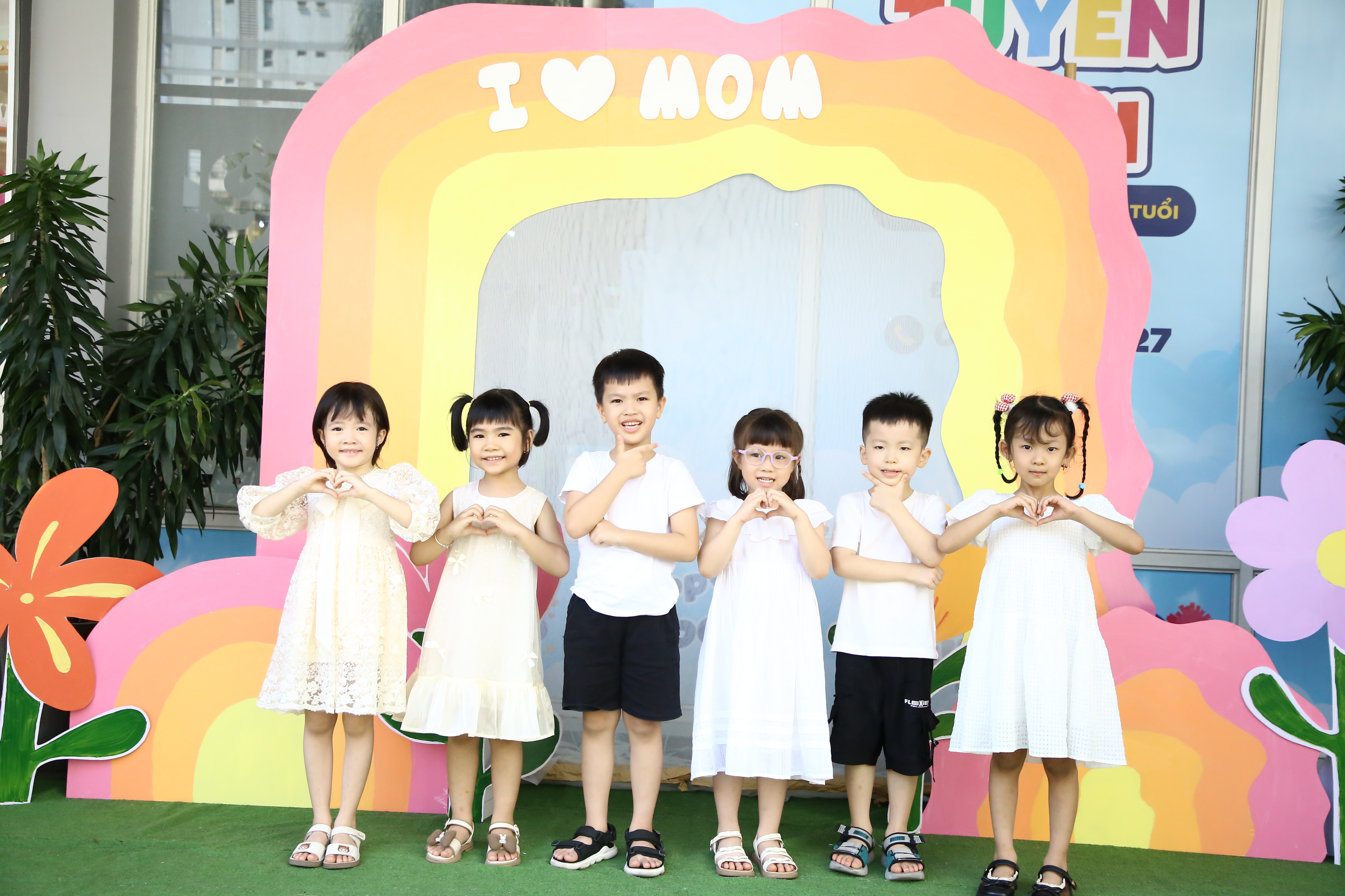 GỬI NGÀN YÊU THƯƠNG ĐẾN CÔ VÀ MẸ NHÂN NGÀY 20/10